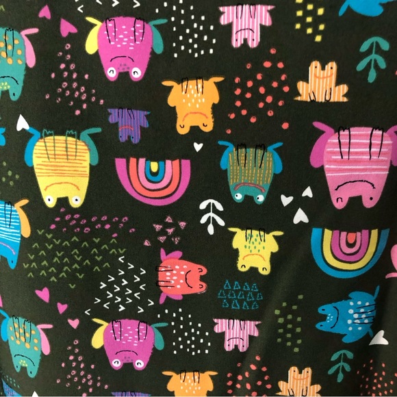 NWT Zoe + Chloe Army Green Frog and Rainbow pattern short sleeve scrub top - Picture 9 of 15